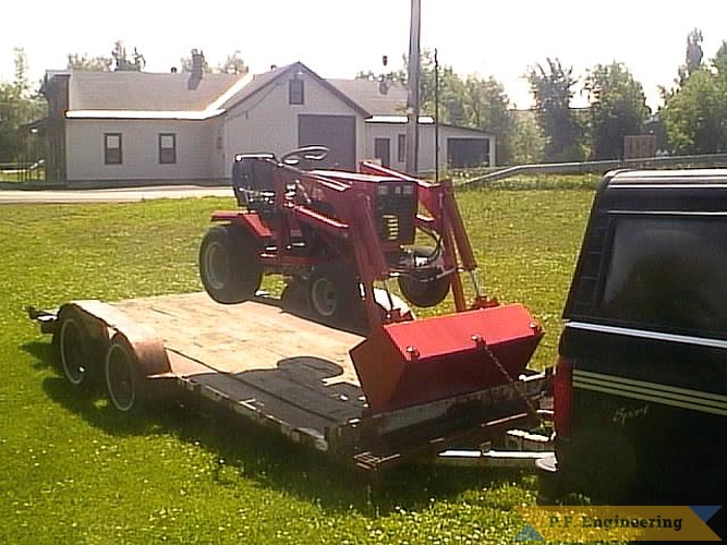 this shows how strong a side mount sub frame design is to hold up the entire tractor. notice how the bucket is chained to the trailer.  | Ingersoll LGT 318 garden tractor loader_2