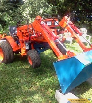 Kubota B5200 compact tractor loader lift front end